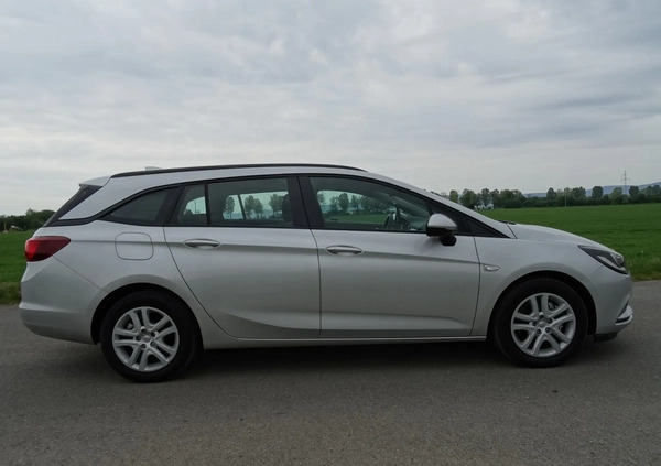 Opel Astra cena 38900 przebieg: 249721, rok produkcji 2018 z Kłodzko małe 301